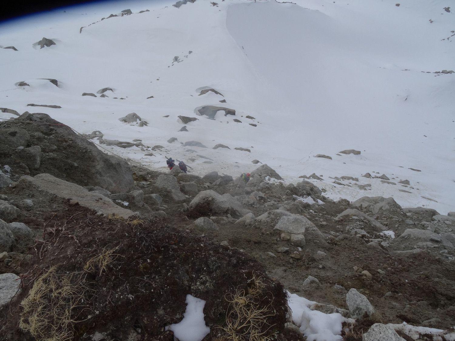 Escalade de la moraine des Pèlerins avec une corde fixe installée.