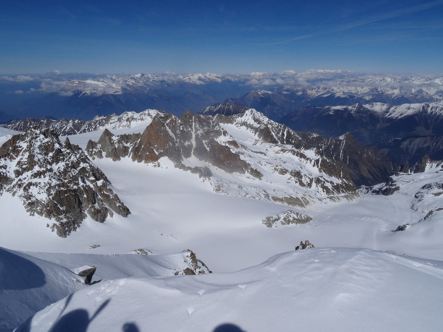 Au sommet, frontière franco suisse vue sur le glacier de la Saleina.