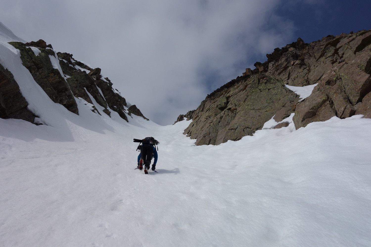 Après la descente dans la grisaille, remontée au soleil entre les rochers à nouveau !