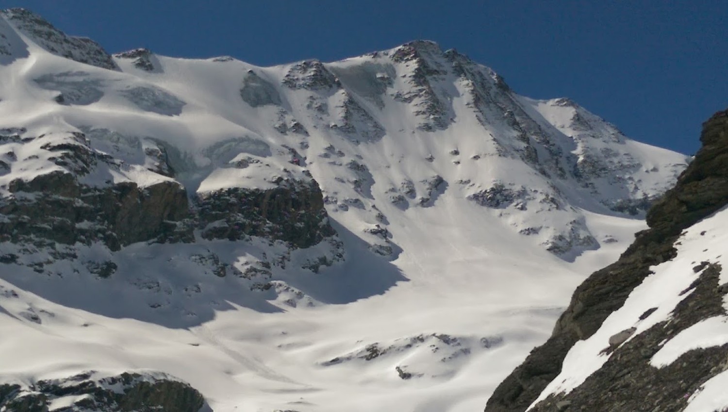 Face N Luette. on peut passer par la gauche ou la droite de la plaque de glace de gauche