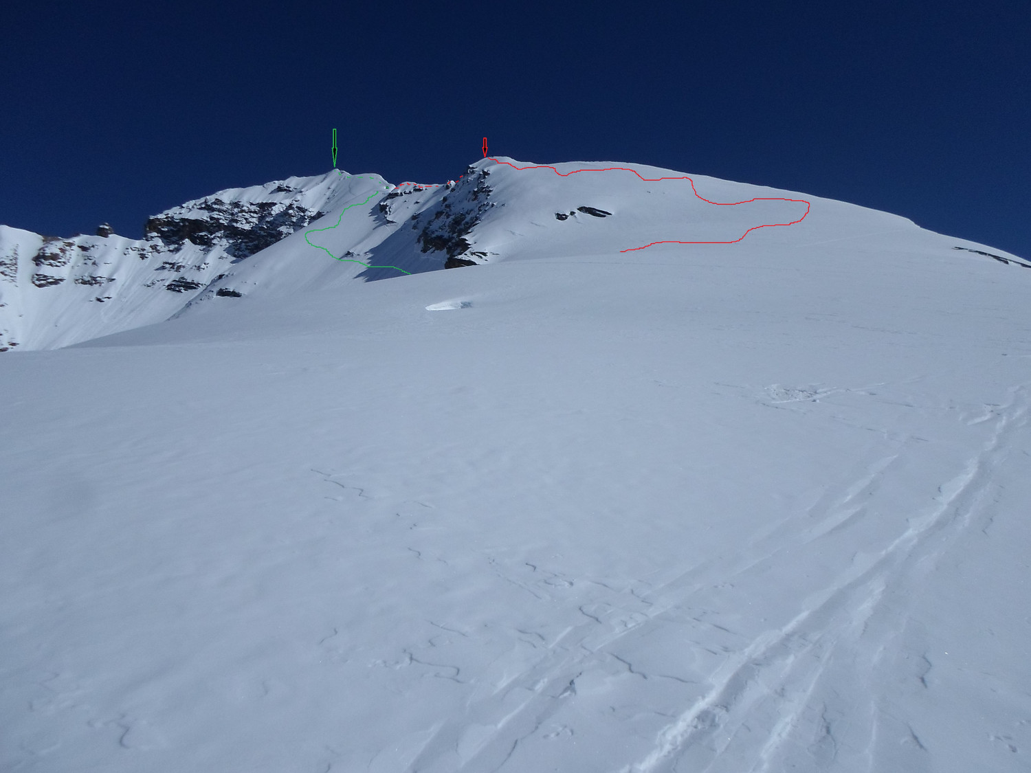 Cima Grosshorn freccia verde con variante più sciistica dello stesso colore;Deposito sci via normale freccia rossa.