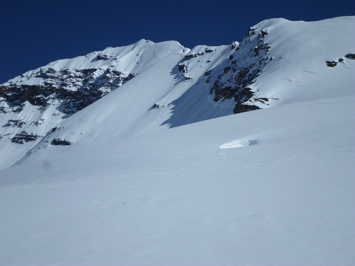 Una visione più ravvicinata della vetta del Grosshorn e del punto di deposito sci lungo la normale.