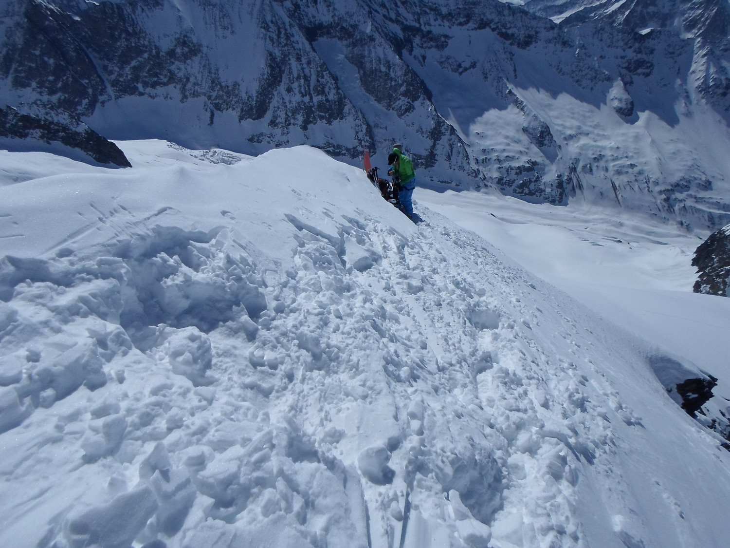 Il deposito sci a quota 3560 sulla normale al Grosshorn.