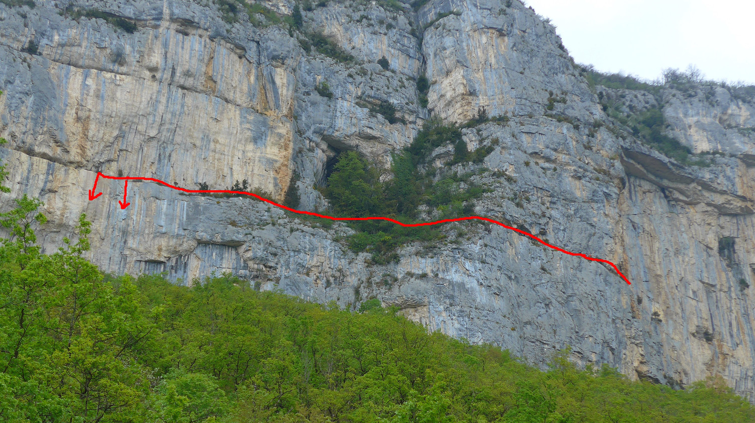 fin de la vire (deux lignes de rappels possible), avec la forêt suspendue.