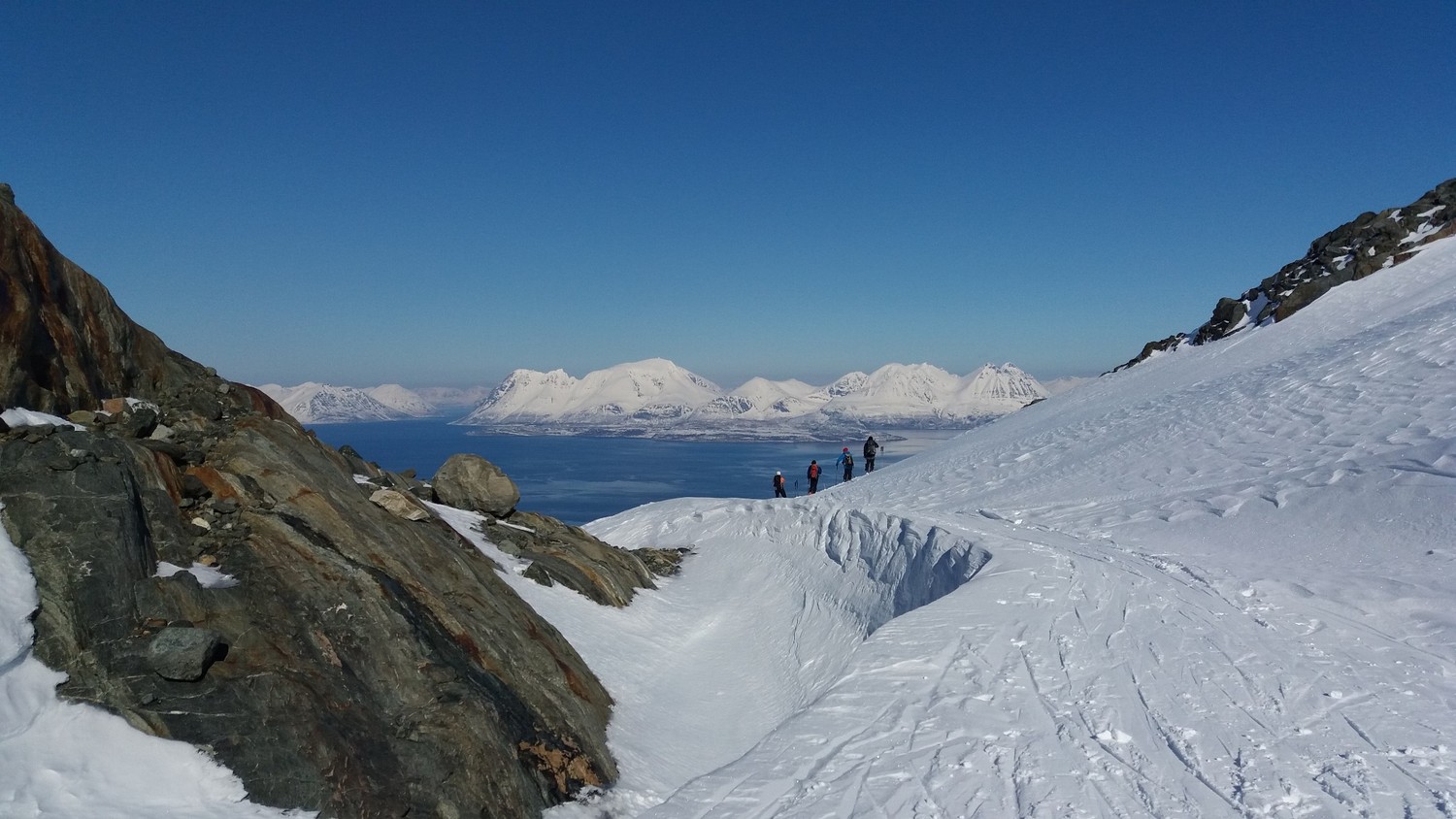 On ne se lasse pas de la descente avec vue sur le fjord