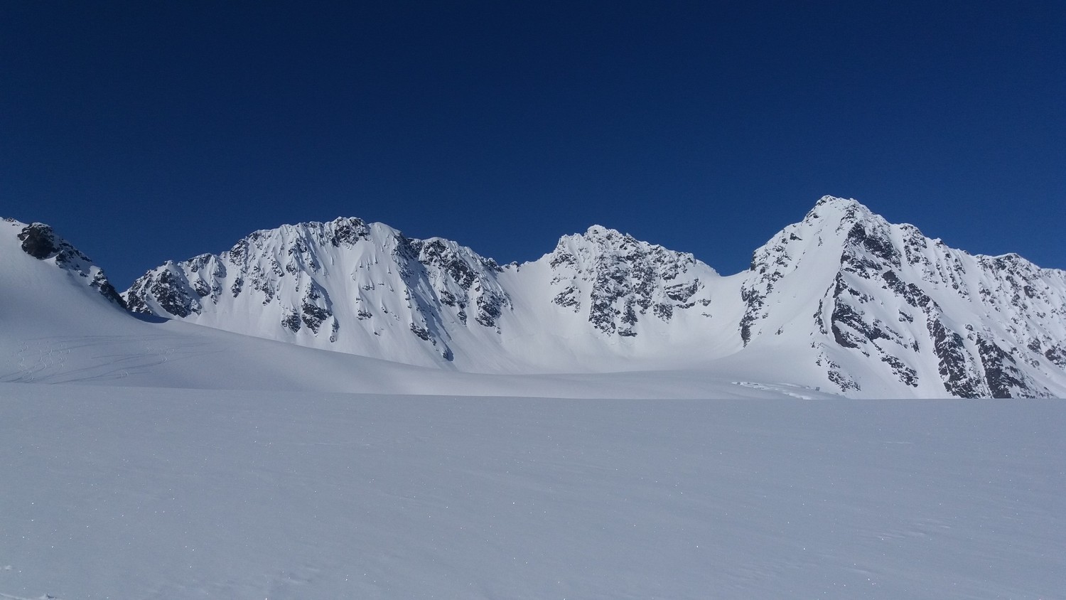 Lenangstinden photographié depuis le Koppangsbreen
