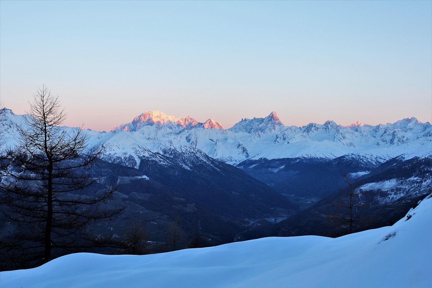 Le jour sur lève sur le Mont Blanc