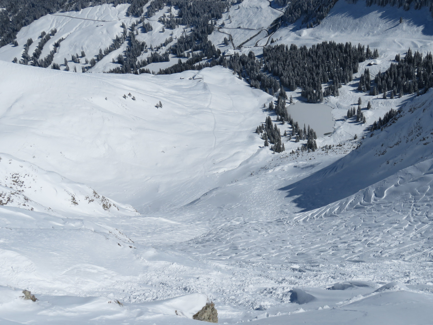 Face N et le lac est encore blanc