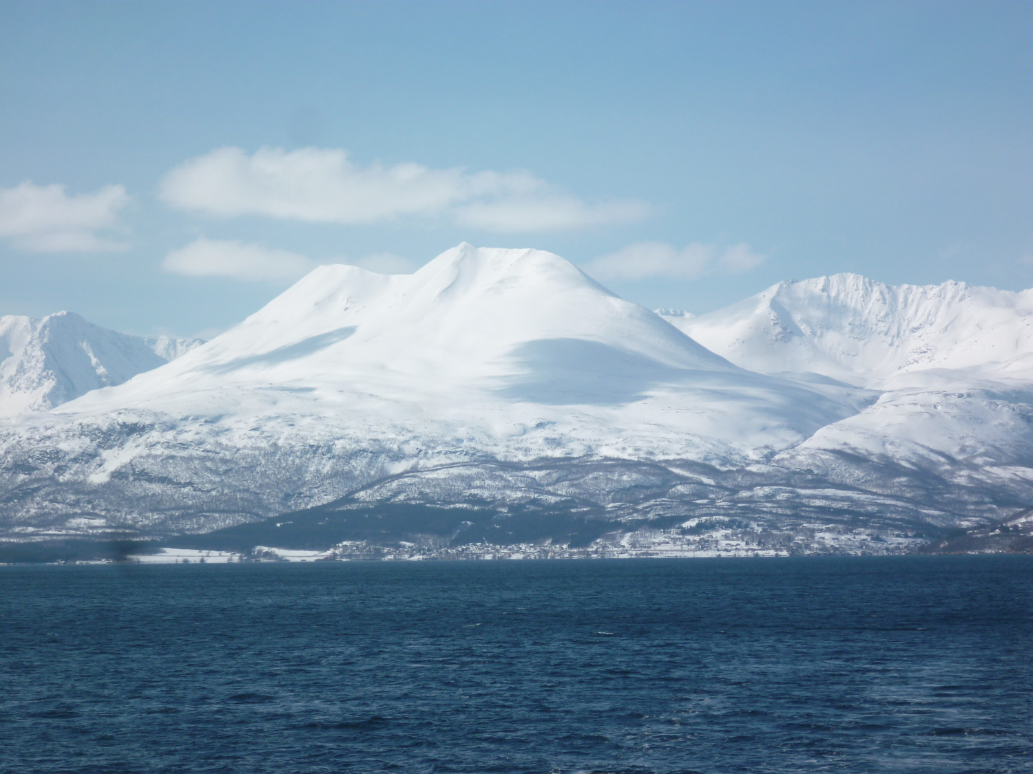 Kavringtinden photographié depuis le ferry
