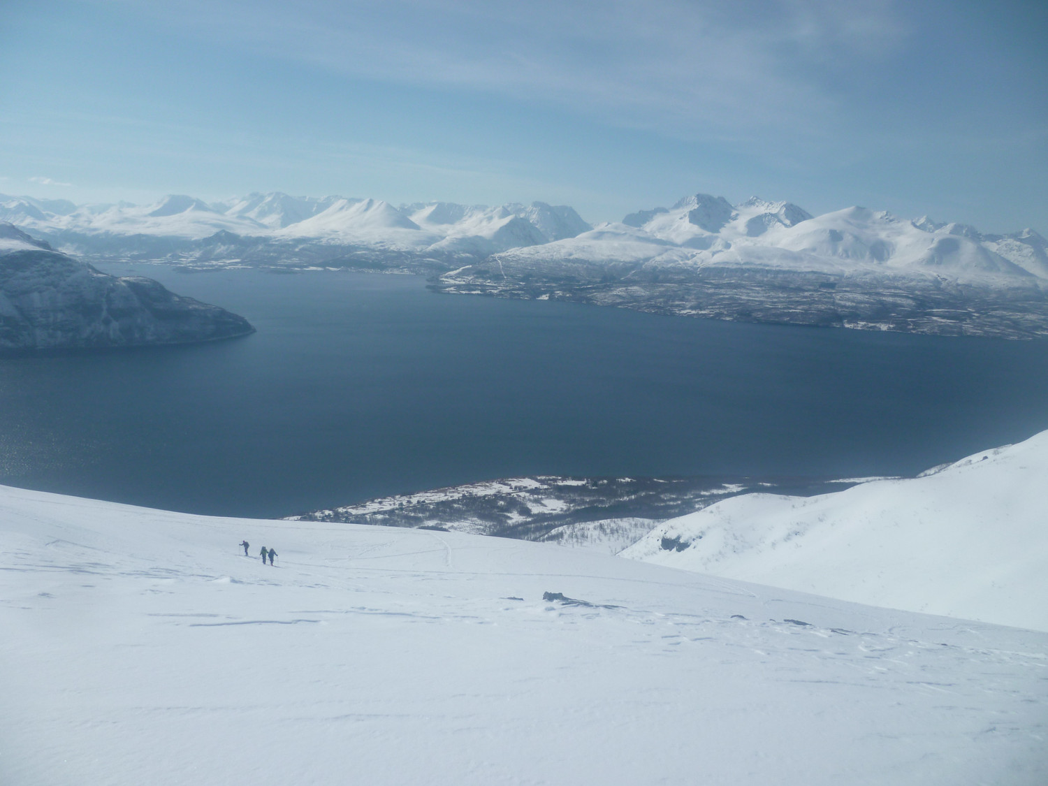 Montée au soleil avec une vue magnifique sur le fjord