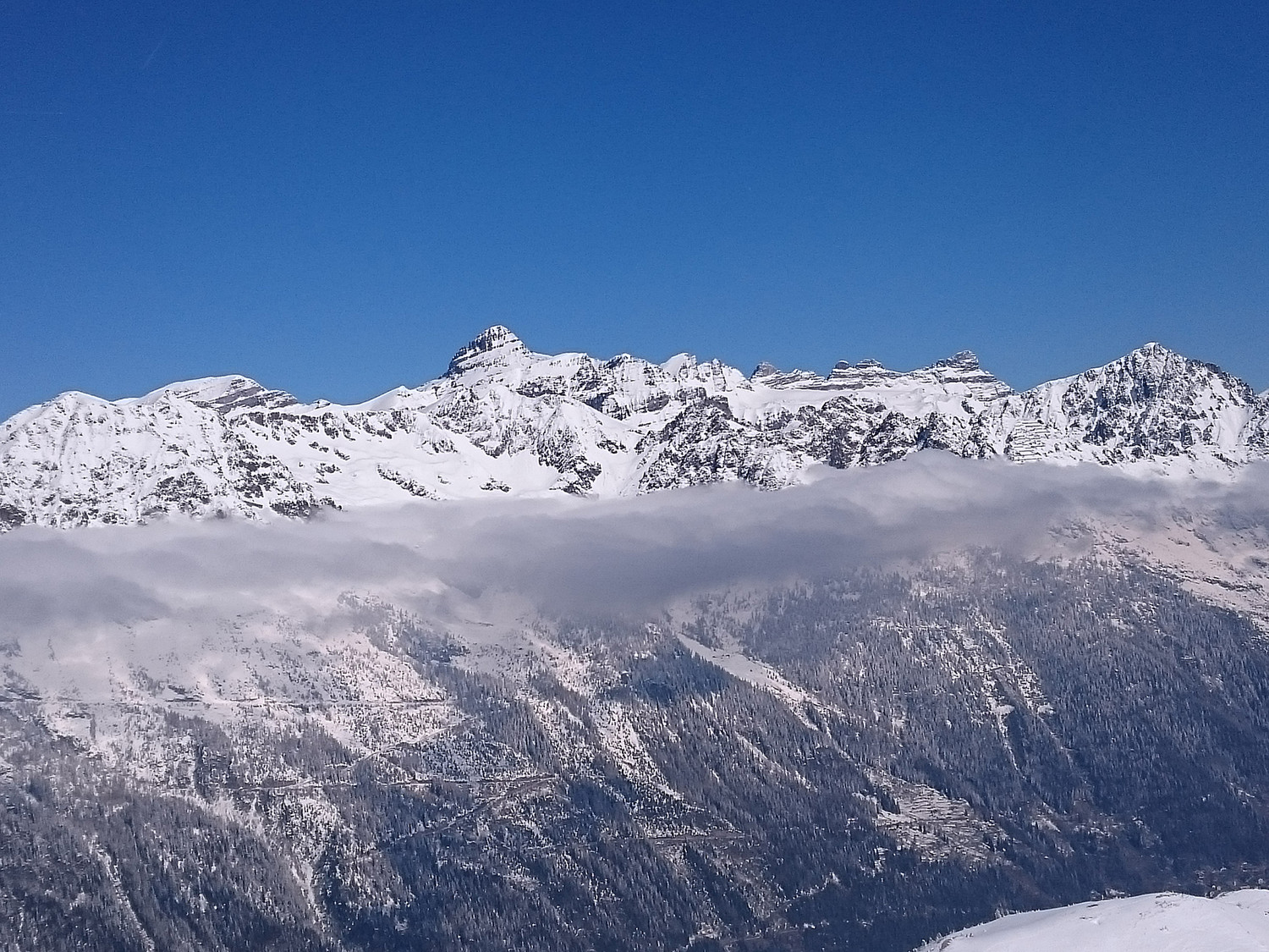 Les dents du Midi émergent du stratus
