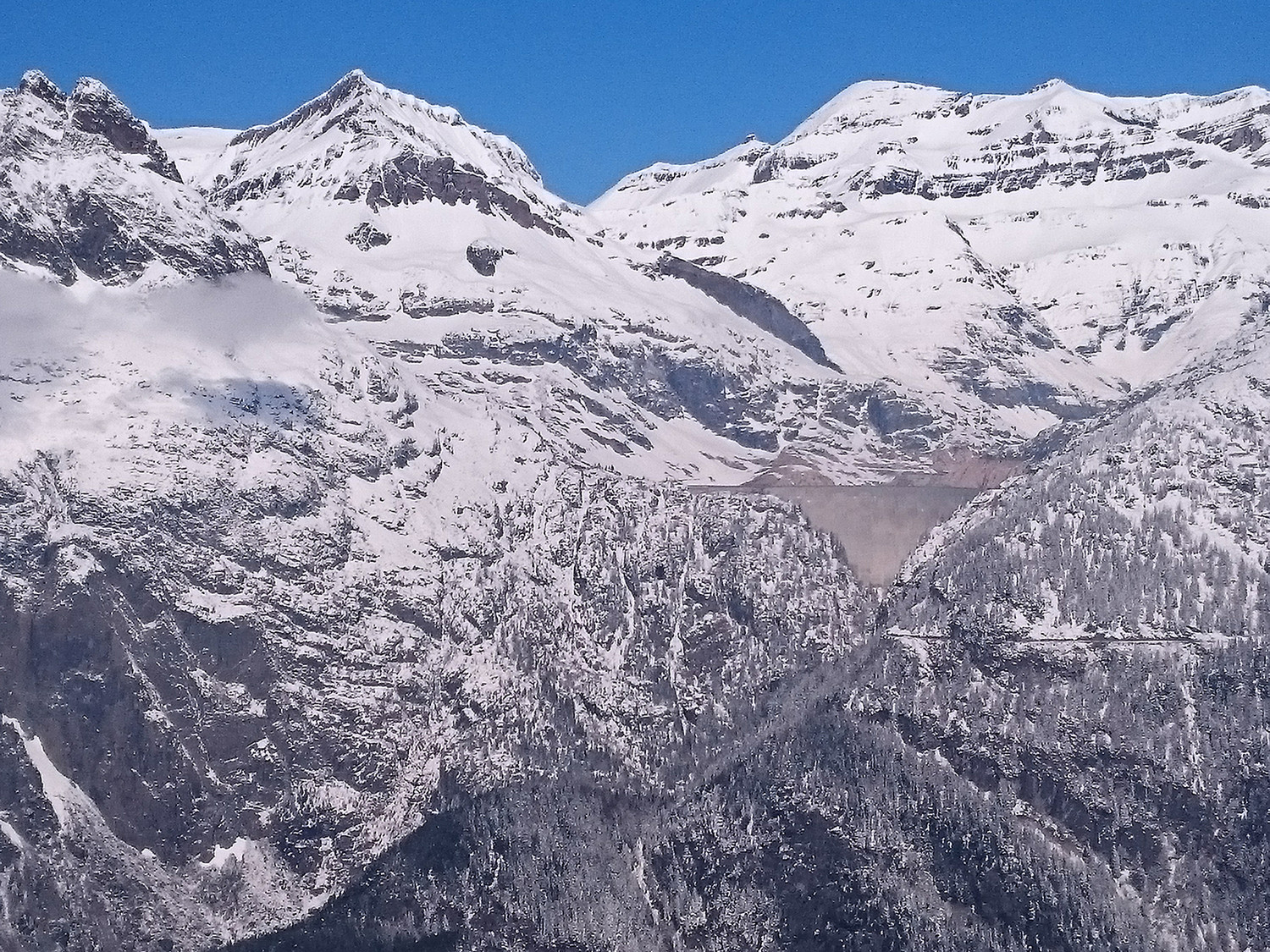 Barrage d'Emosson cimenté dans le roc