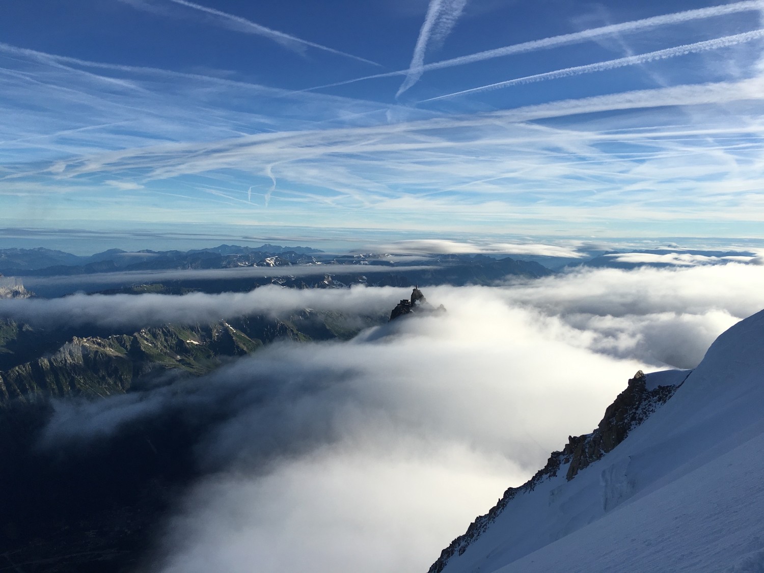 Aiguille du midi dans les nuages