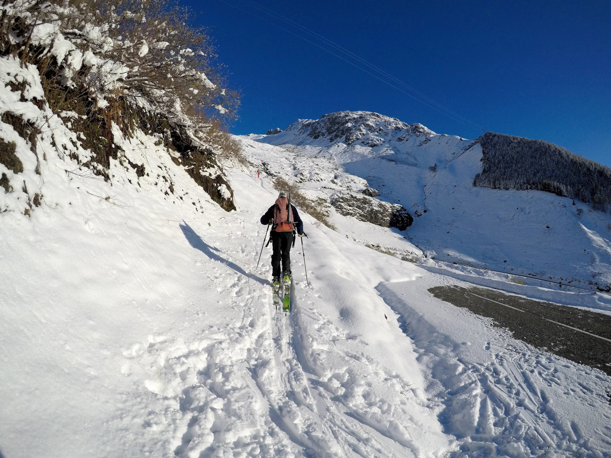 On chausse à la route.
