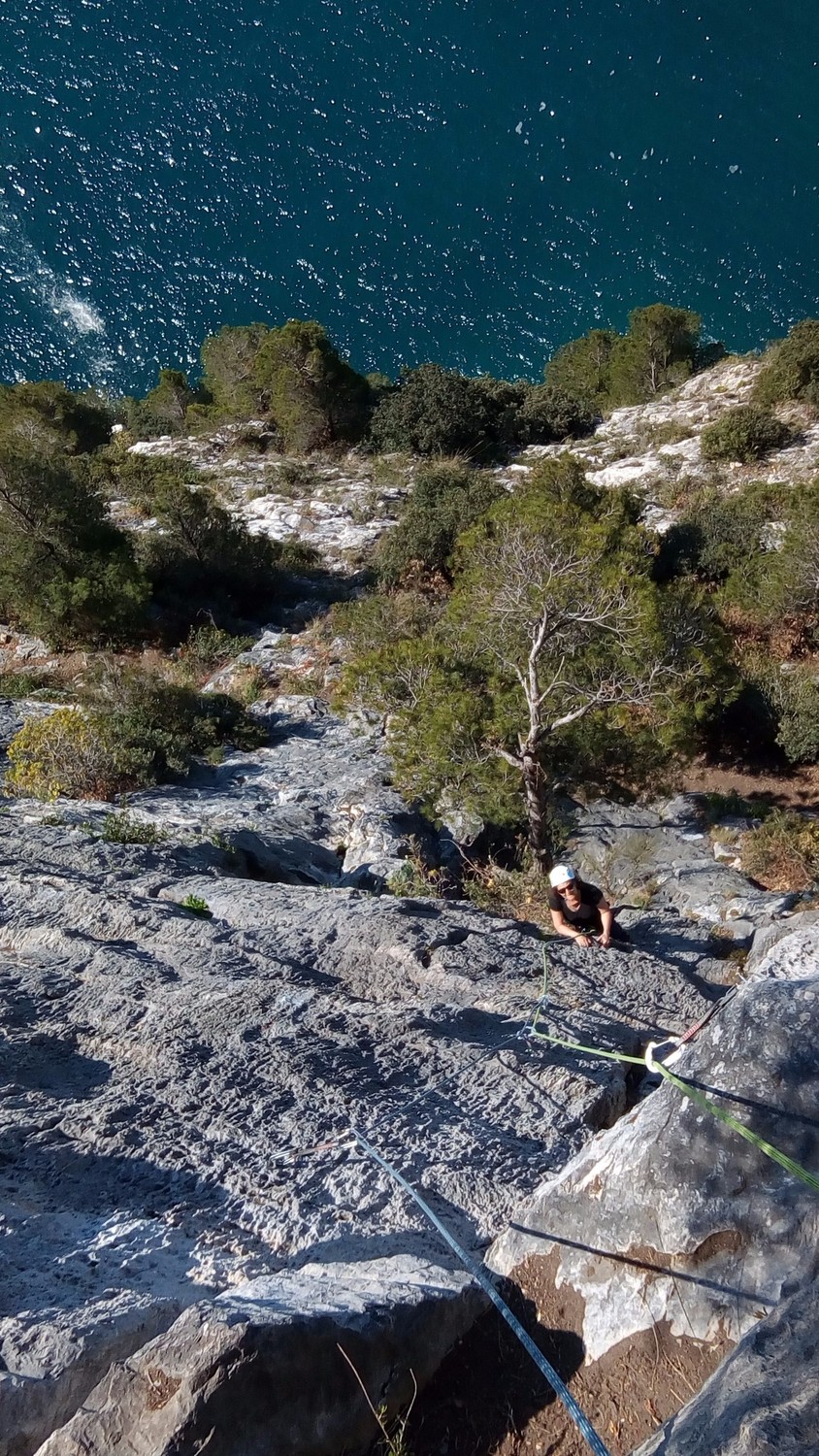 Dans les dalles en 6a du bas de la voie