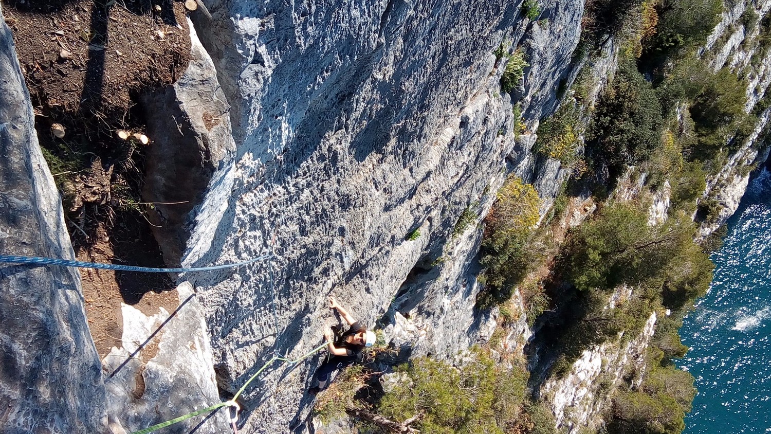 Dans les dalles en 6a du bas de la voie