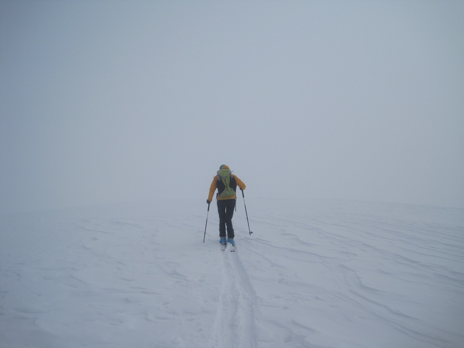 Partenza dalla cima nella nebbia