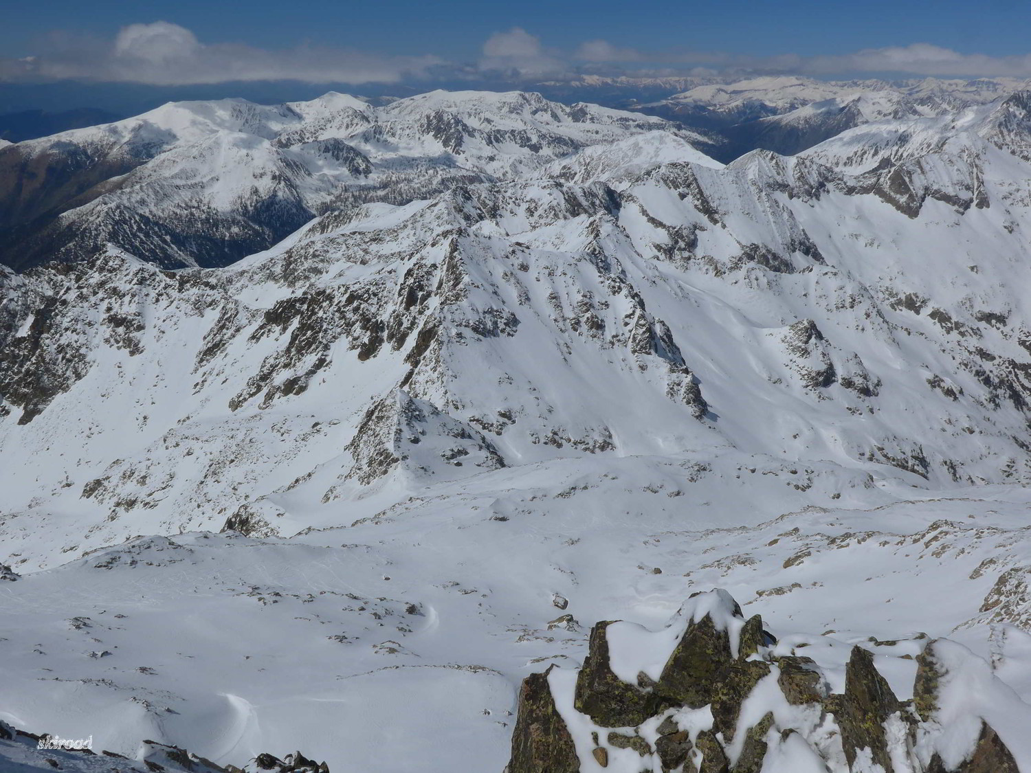 La pente sommitale de Mercantour est pauvre en neige.