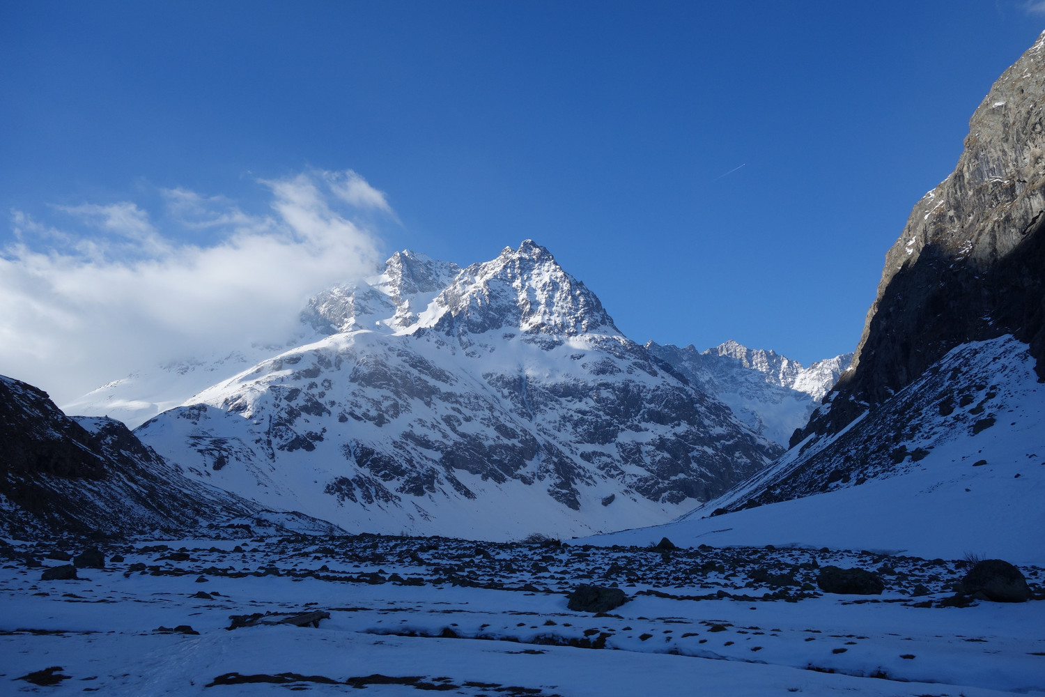 Depuis le plan de l'Alpe, le Pic de Chamoissière, et le couloir W/NW qui raye la pente sous la Bosse de Chamoissière