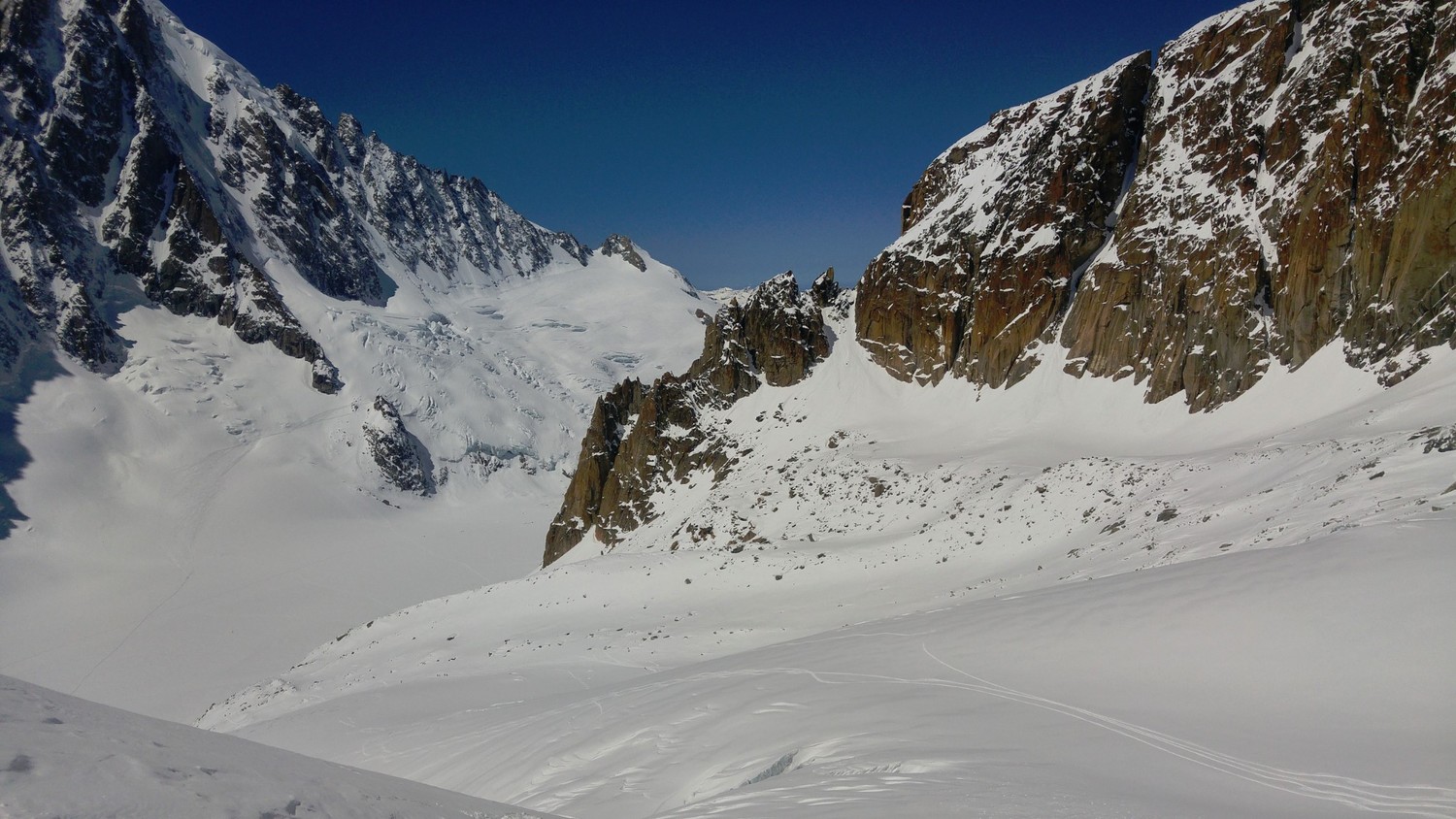 Glacier des Amethystes, left skier side seems to offer better skiing