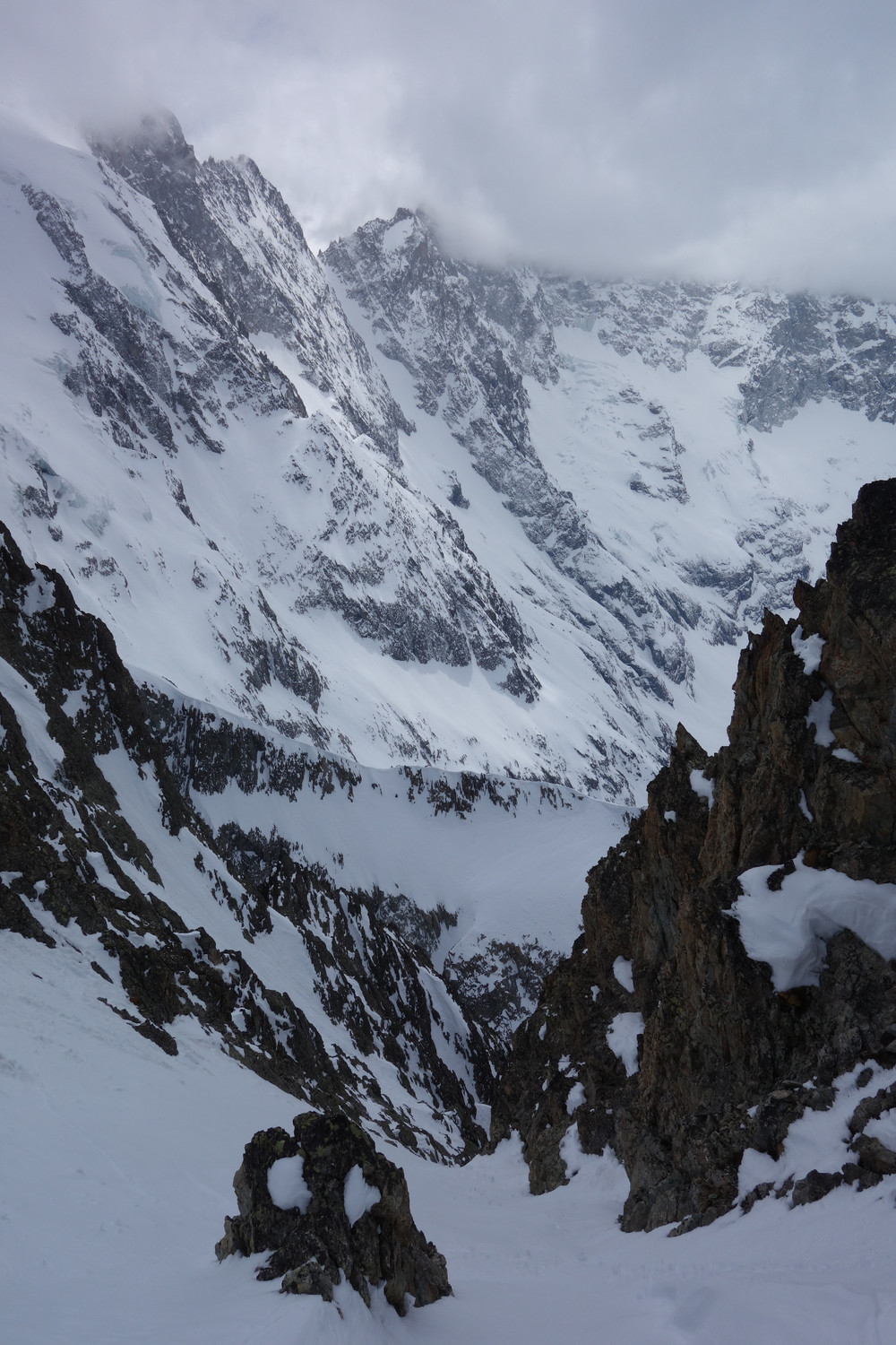 Depuis la brèche, le beau couloir N de Roche Faurio