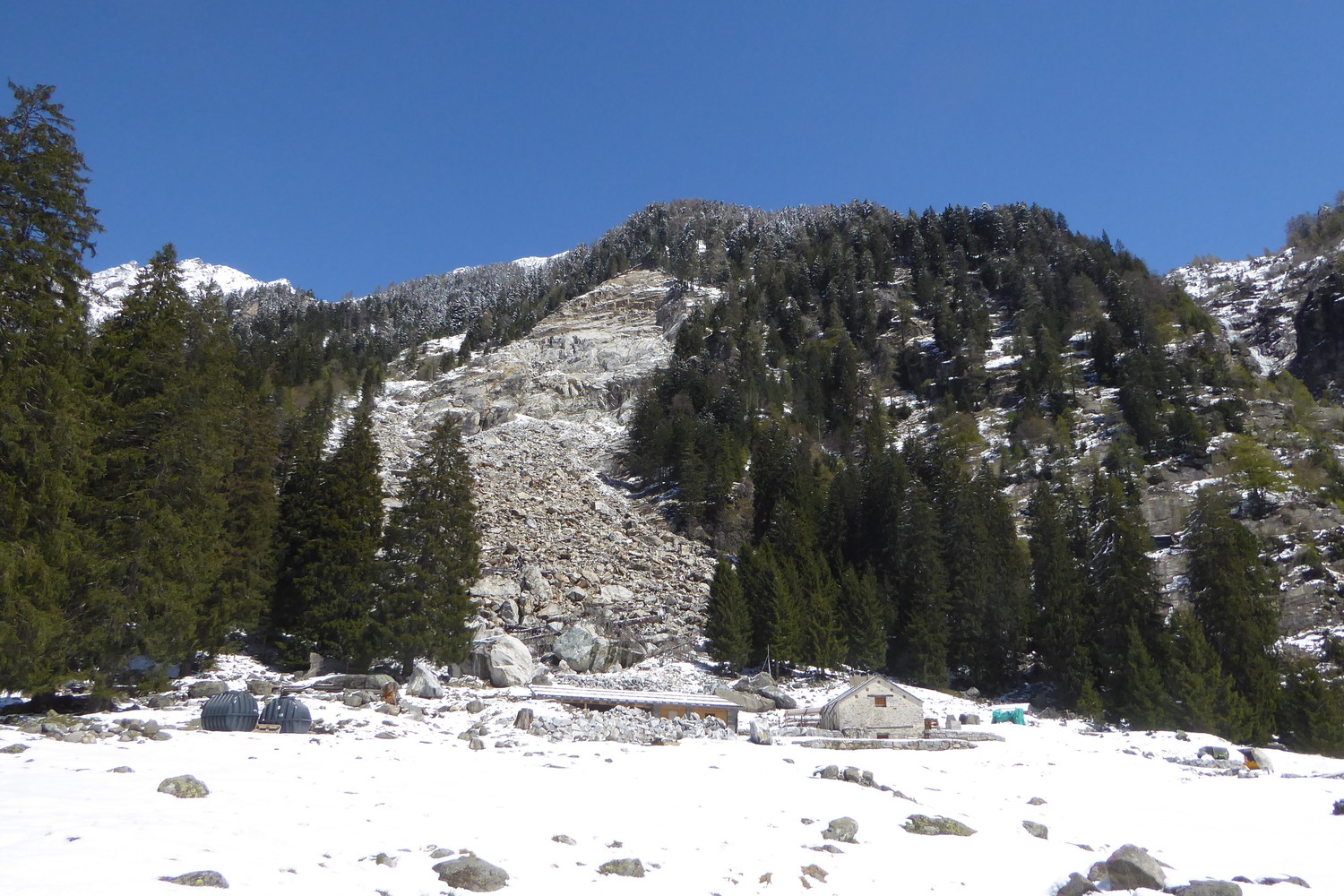 La frana sopra l'Alpe Lago