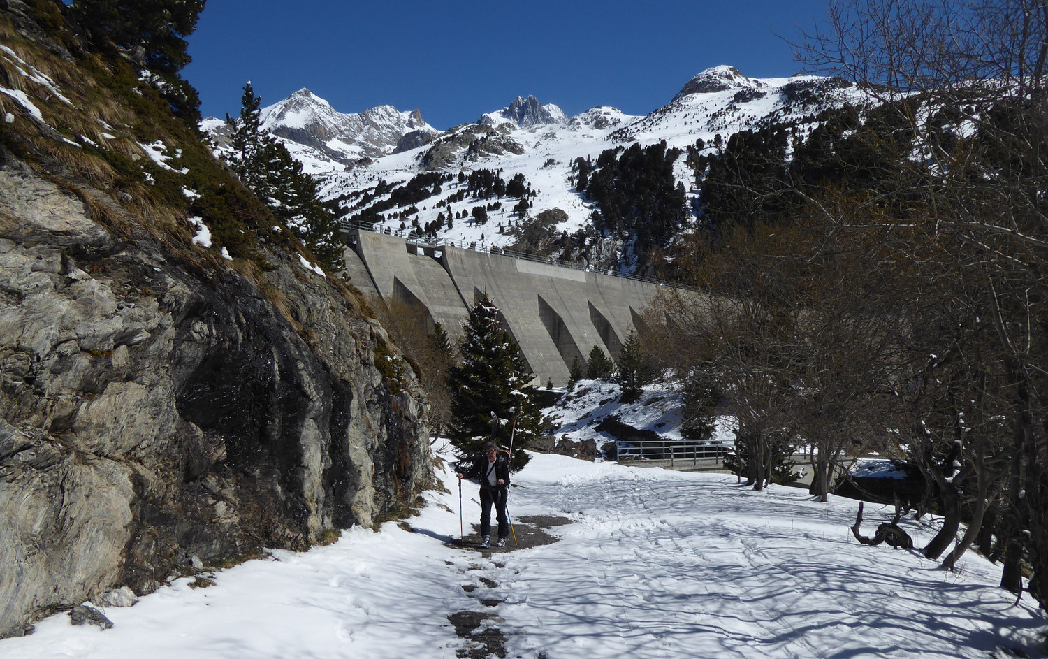 Sous le barrage