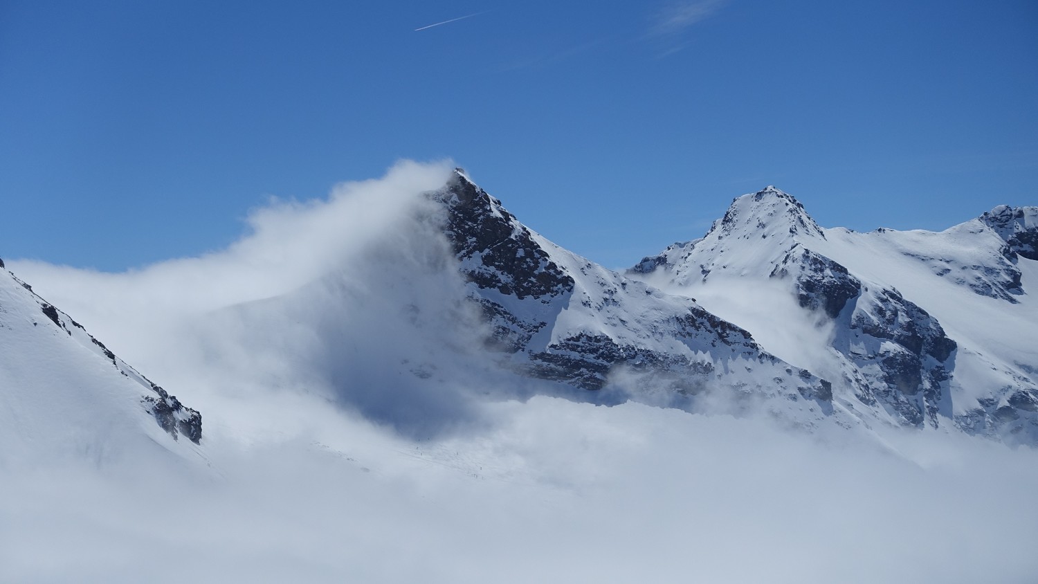 Col du Truc Blanc, gros trafic ce jour entre le stratus et les skieurs