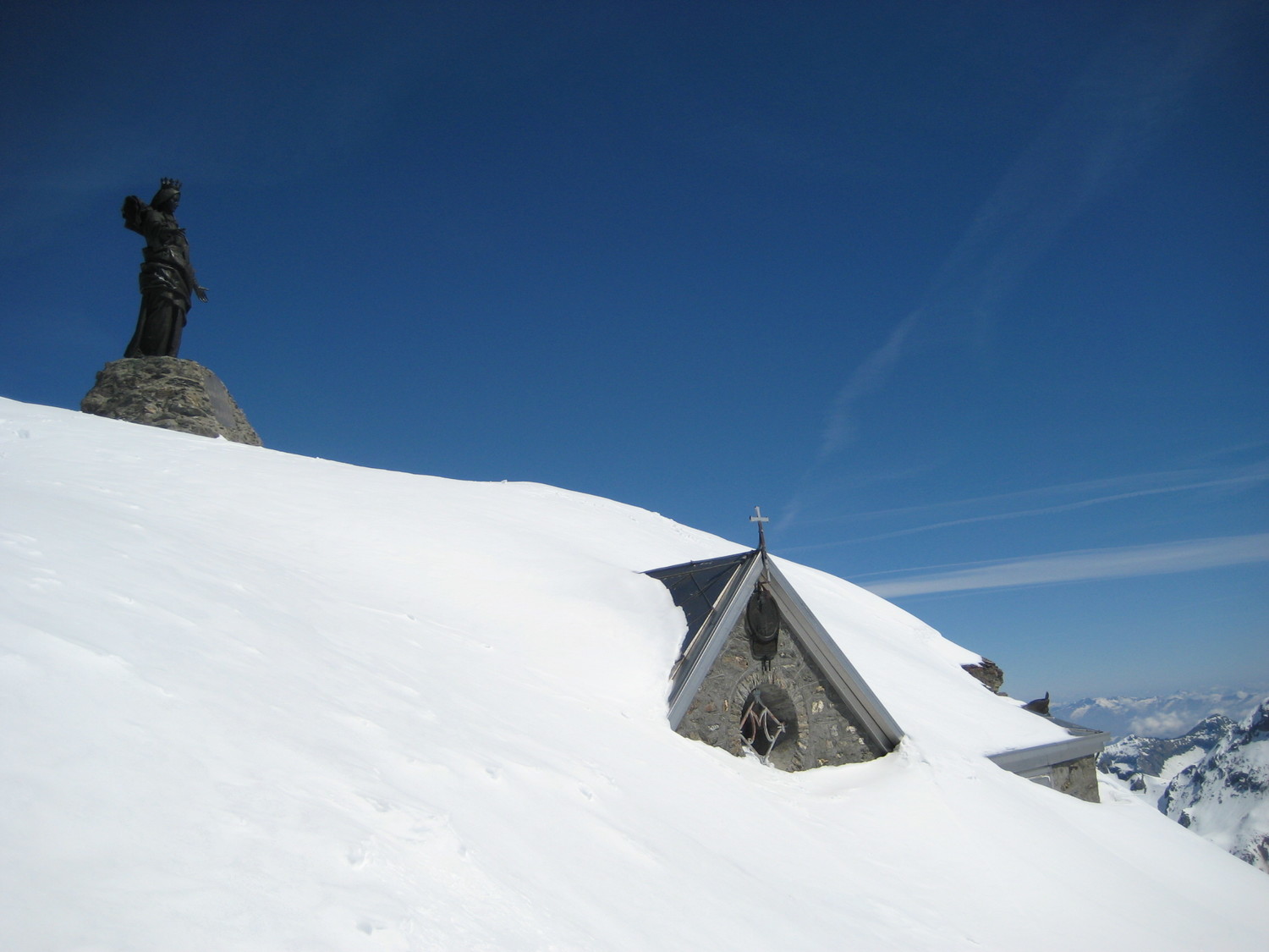 la vierge et la chapelle au sommet