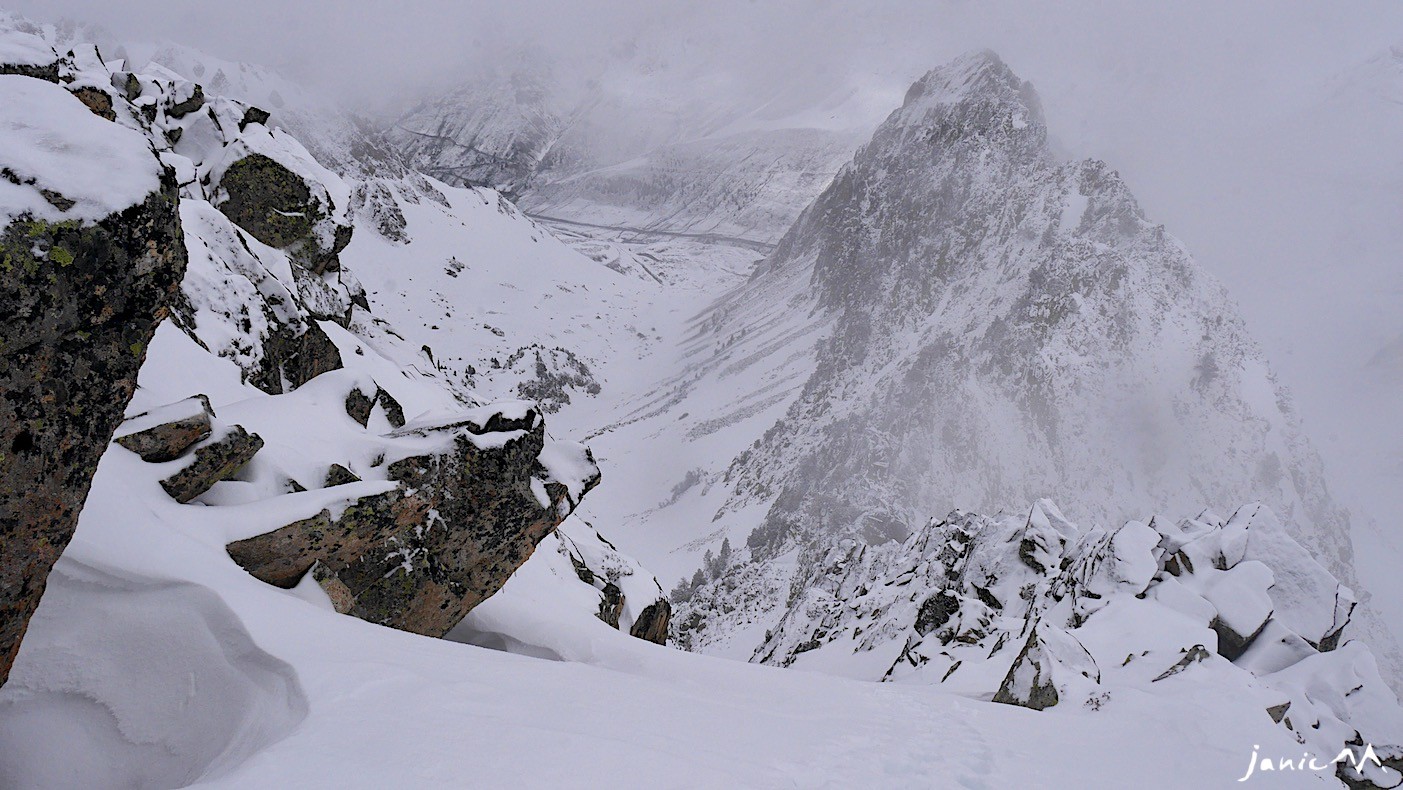 Plongée le couloir et les crêtes de Campana