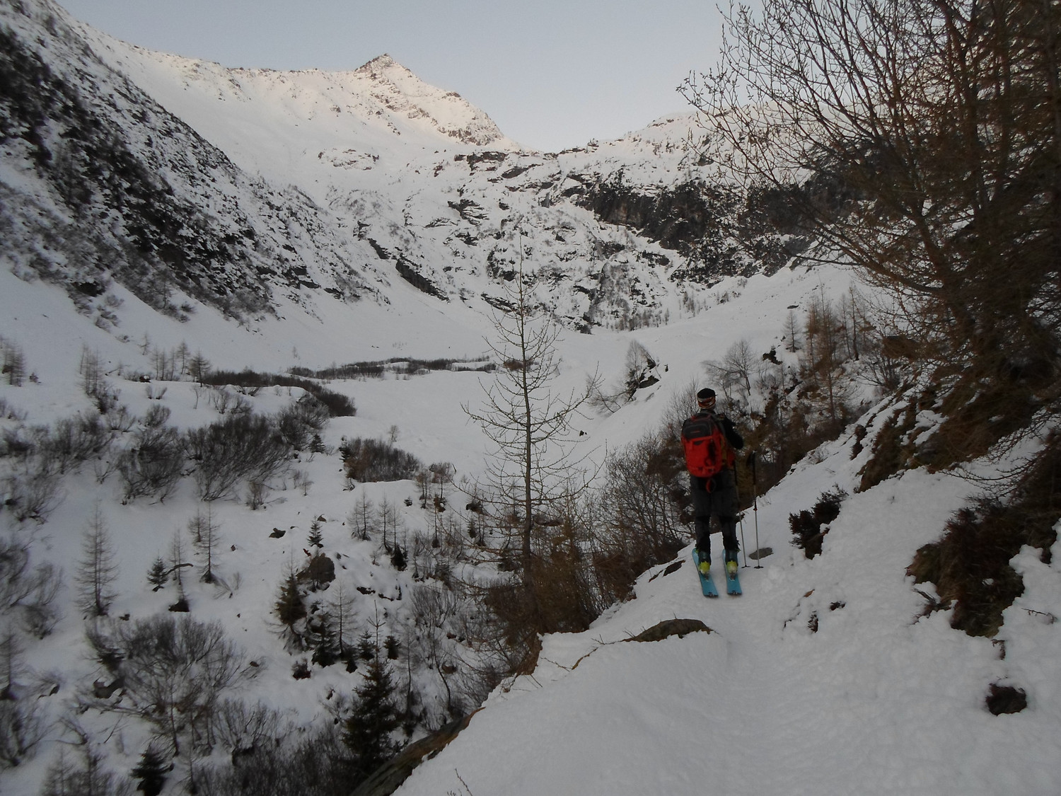 Salendo al Fleckistock. Mattino verso la piana di Grund Kartigel,visibile il ripido Costolone di salita prima di Brunni.
