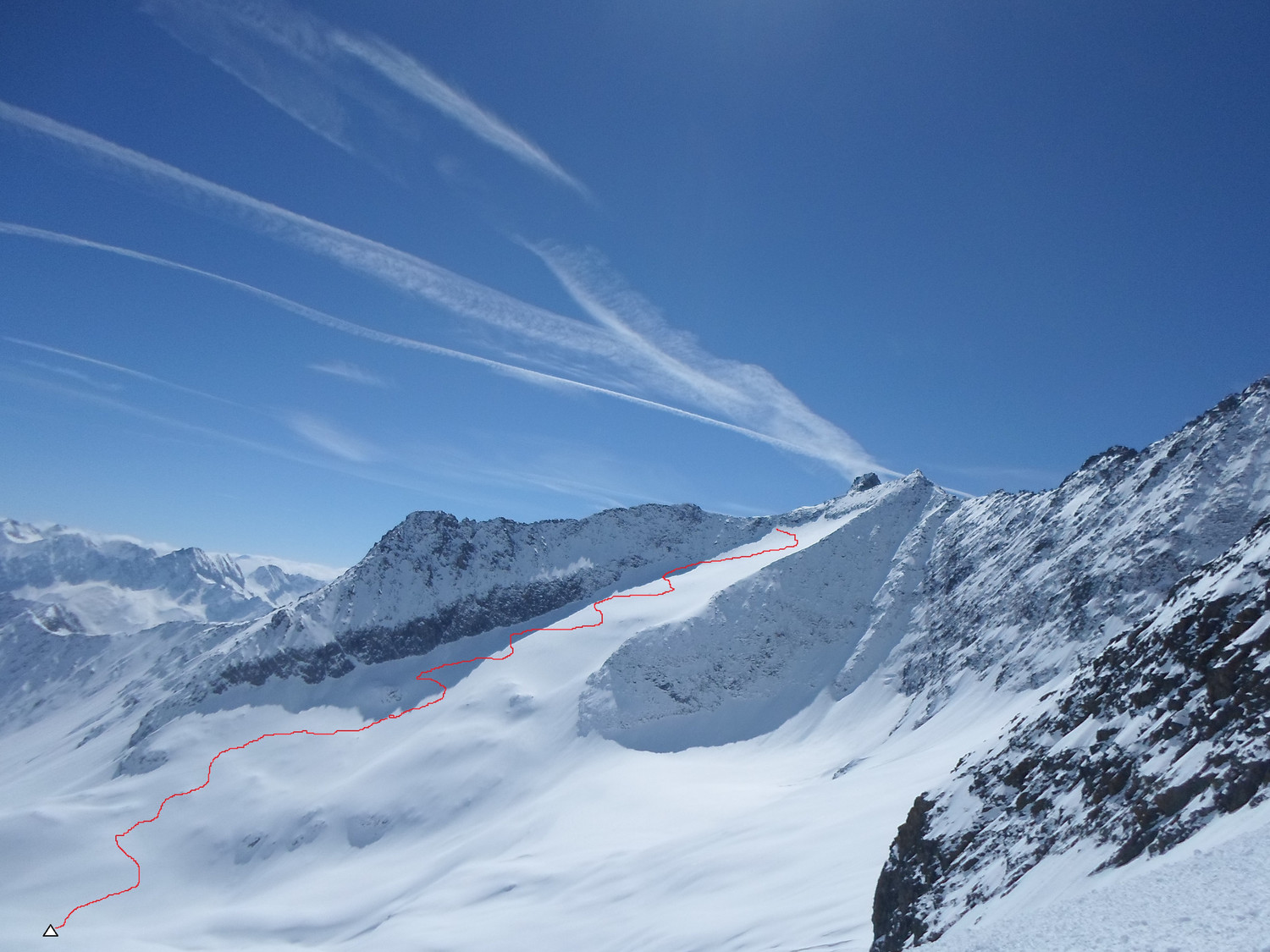 La Rorspitzli con l'itinerario seguito dalla quota 2350/triangolo) per agganciare la normale sciistica alla cima.