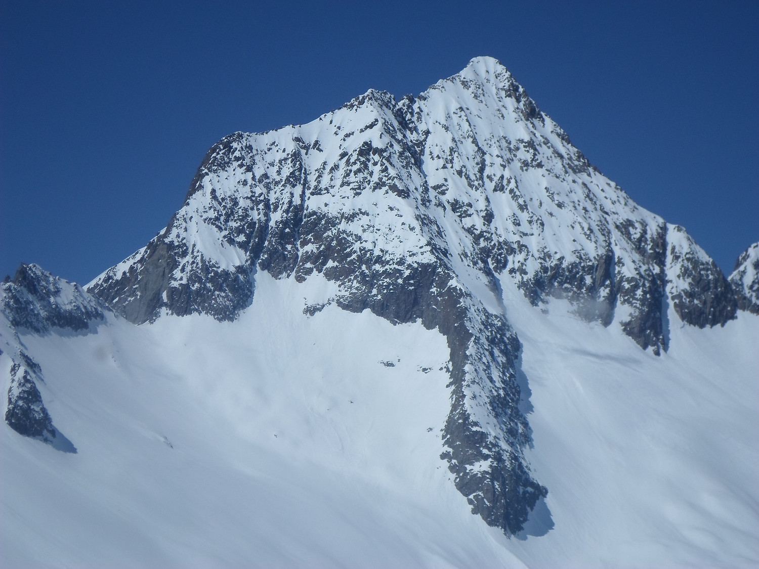 La splendida piramide del Fleckistock salendo alla Rorspitzli.