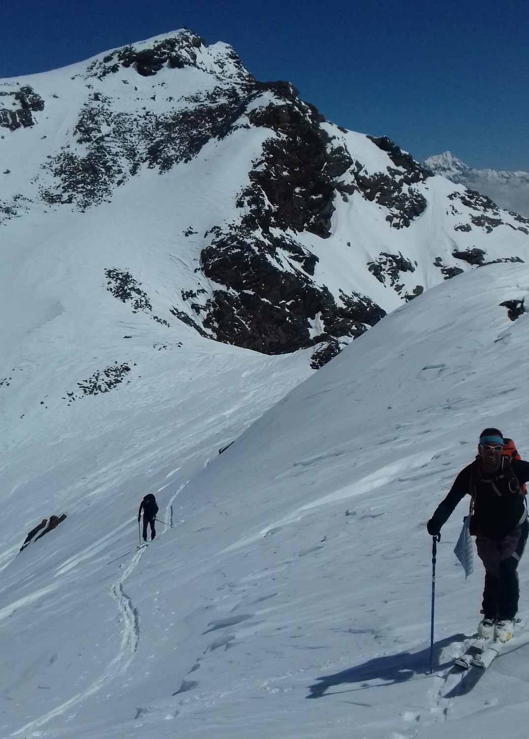 Raggiungiamo un'elevazione quotata 2970 m. Alle nostre spalle il M. Rinalpi salito prima