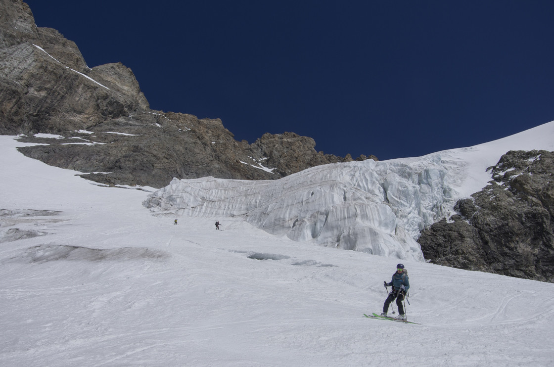 Moquette sous le mur de glace