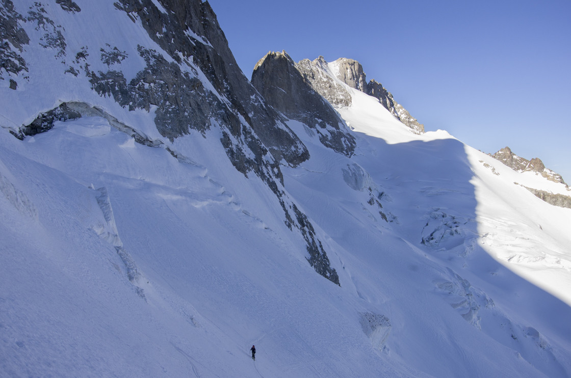 Traversée ascendante sous la face N de la Meije avec le Râteau au fond