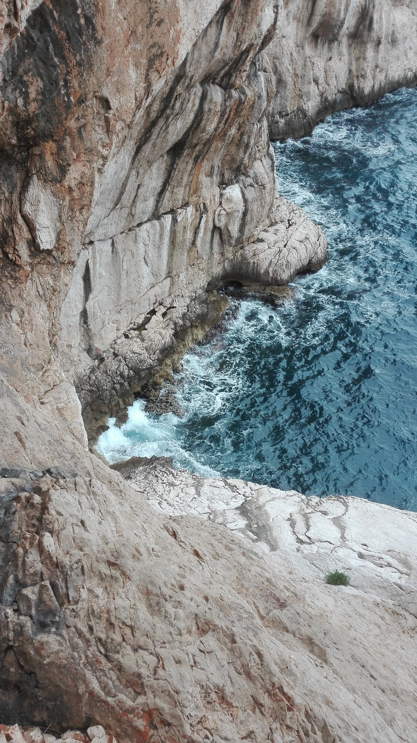 La petite calanque du Cancéou, tout en bas, tout au fond...