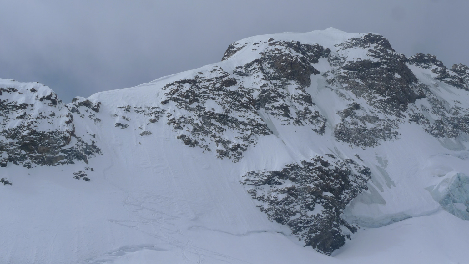 la paroi (variante) accédant à l'arête de la voie normale