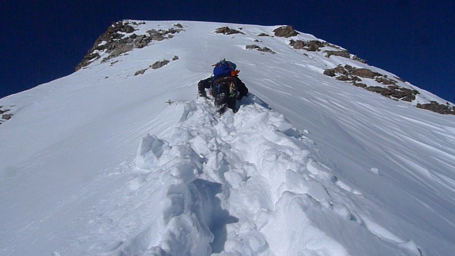 montée sur l'arête avant la petite partie raide