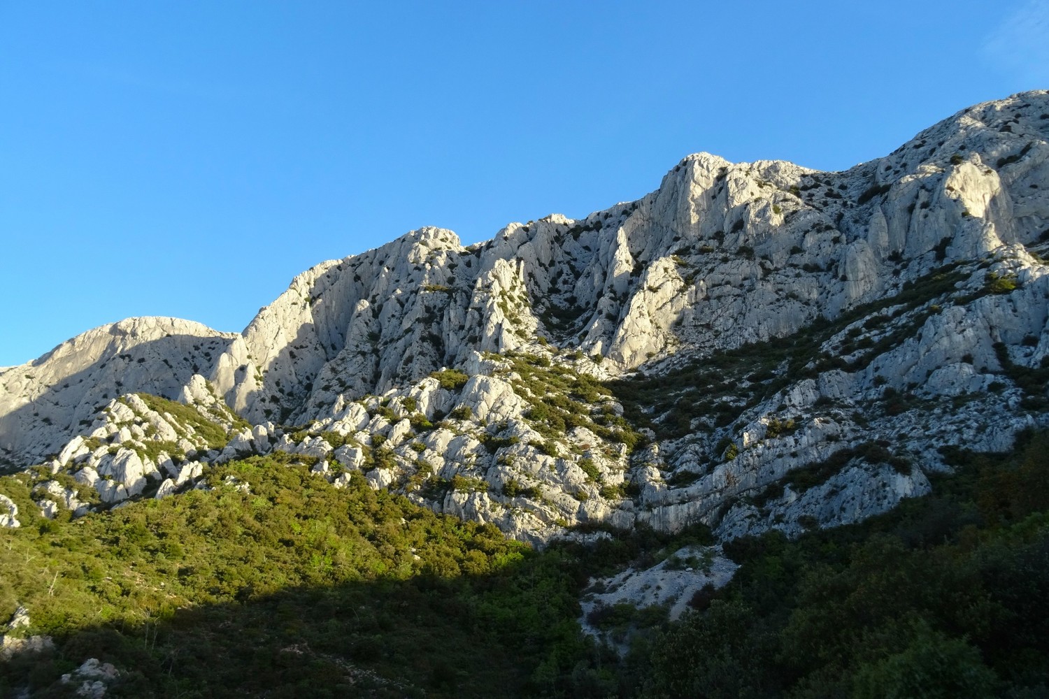 Premiers rayons de soleil sur Subéroque