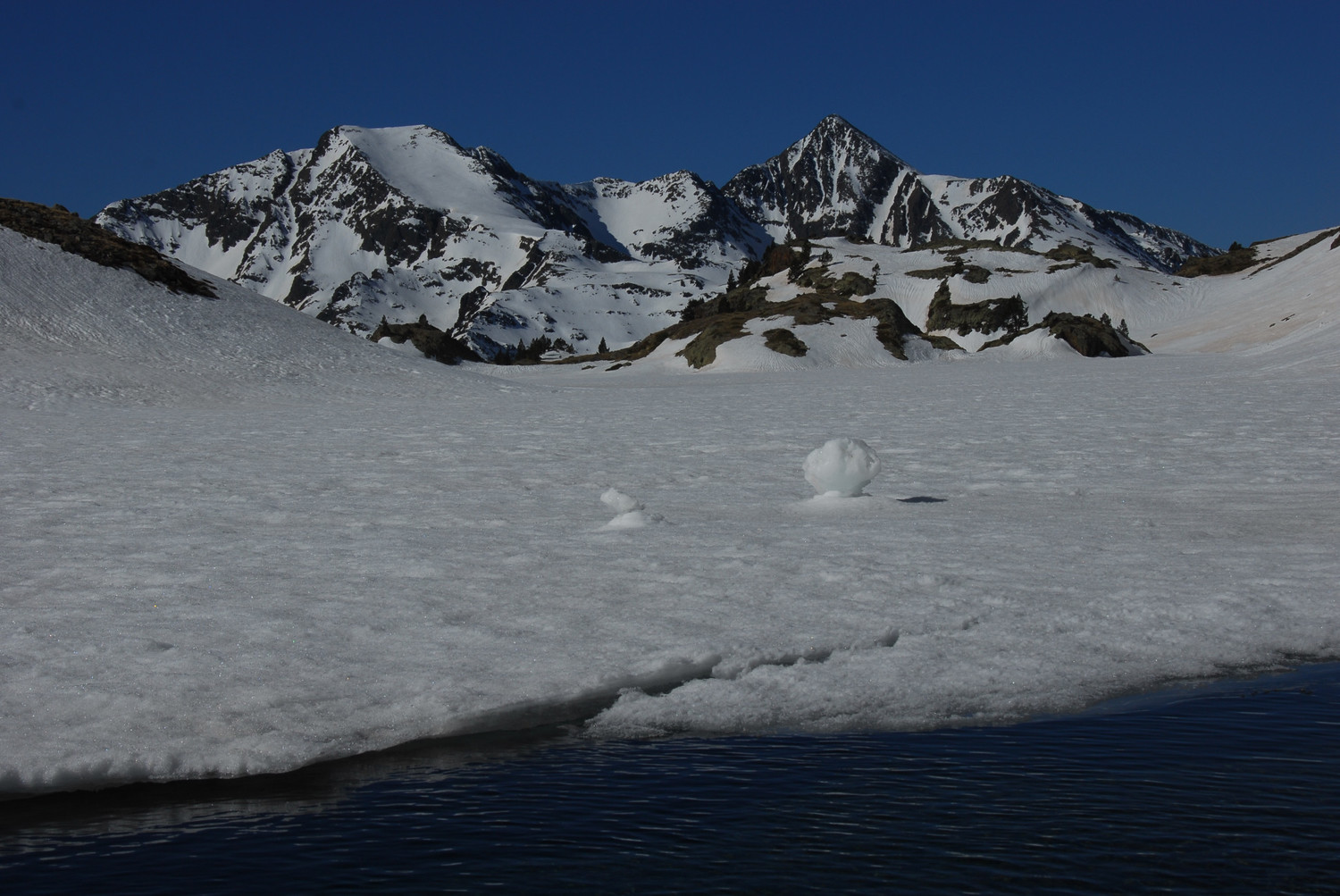 L'estany d'Areste, amb el Norís i el Monteixo al fons