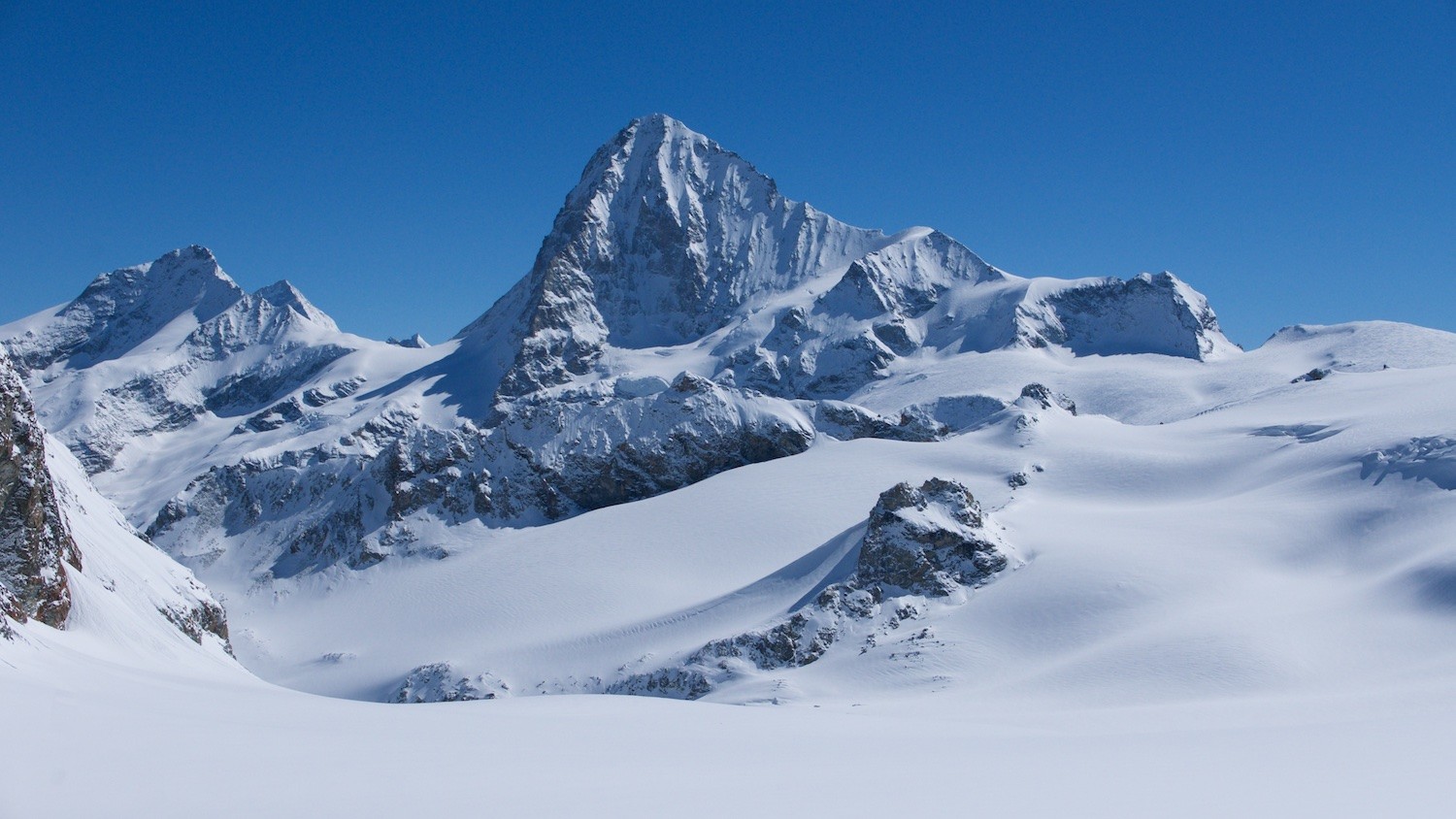 Au col de Bertol la Dent Blanche se dévoile