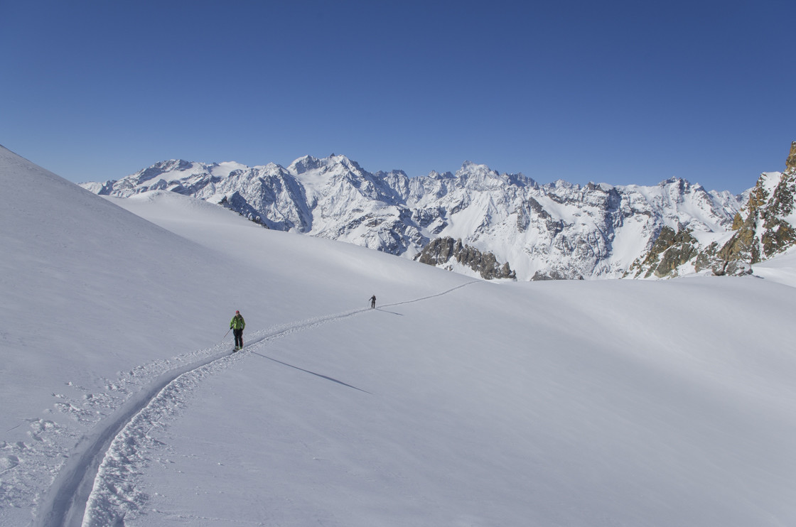 Courbes douces sur fond d'Ecrins