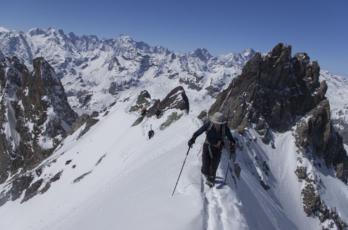 Petite arête depuis la Sauma, avec un rocher rouge à franchir ou coutourner