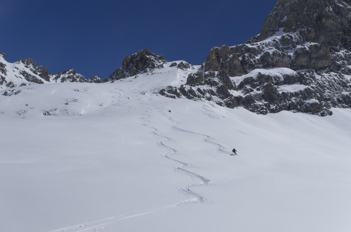 Fin de cette descente sur les pentes W, poudre légèrement plus dense