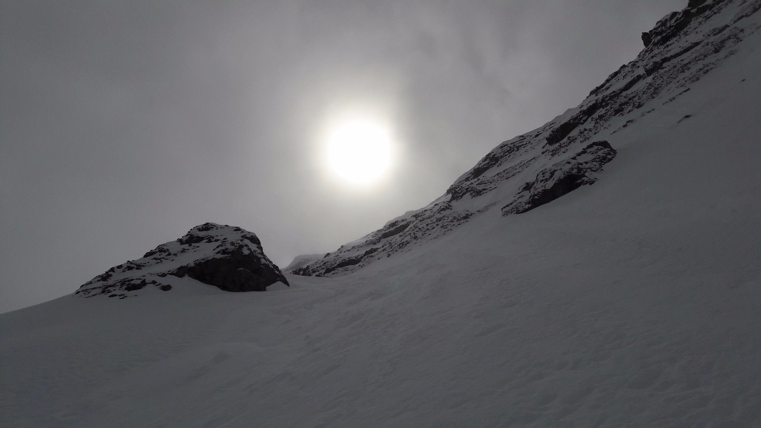 Dans le couloir, en amont de la goulotte