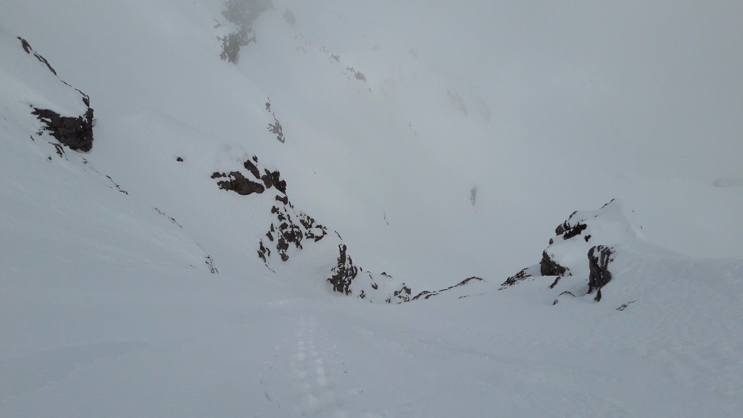 Montée austère dans le brouillard