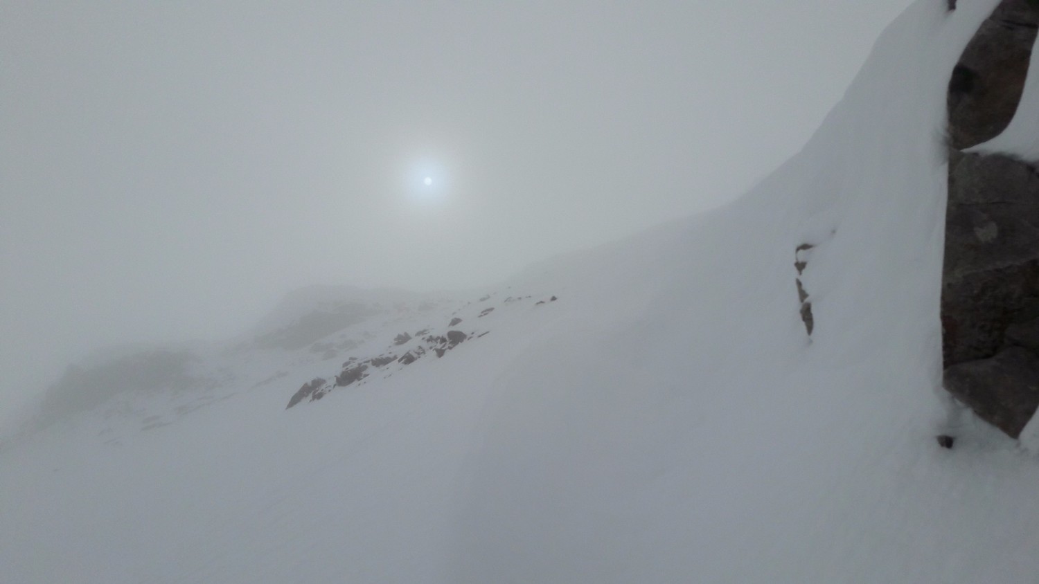 Fin de la section de couloir en oblique, et montée raide droit vers l'arête