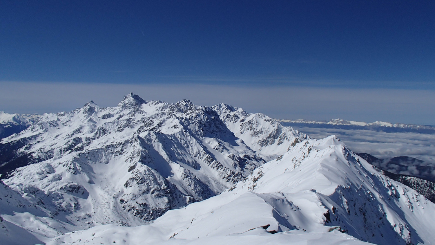 Belle vue du sommet vers le S