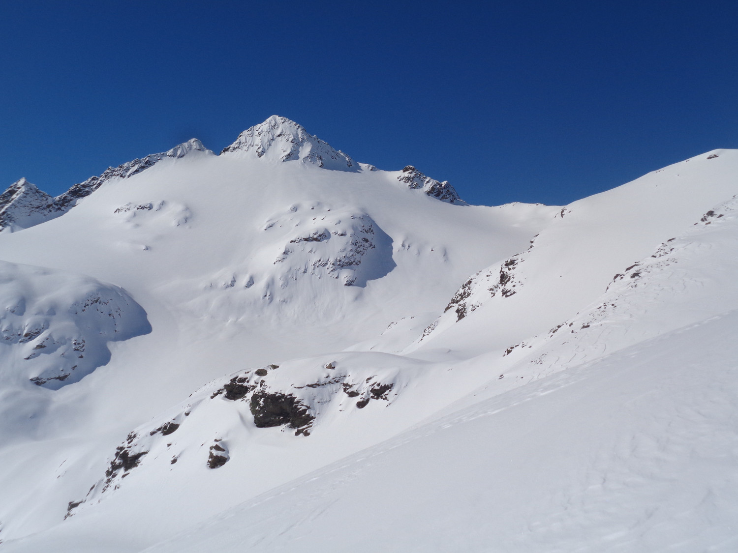 Poco prima di arrivare al biv. Cecchini, ci appare il Ferré in veste pienamente invernale